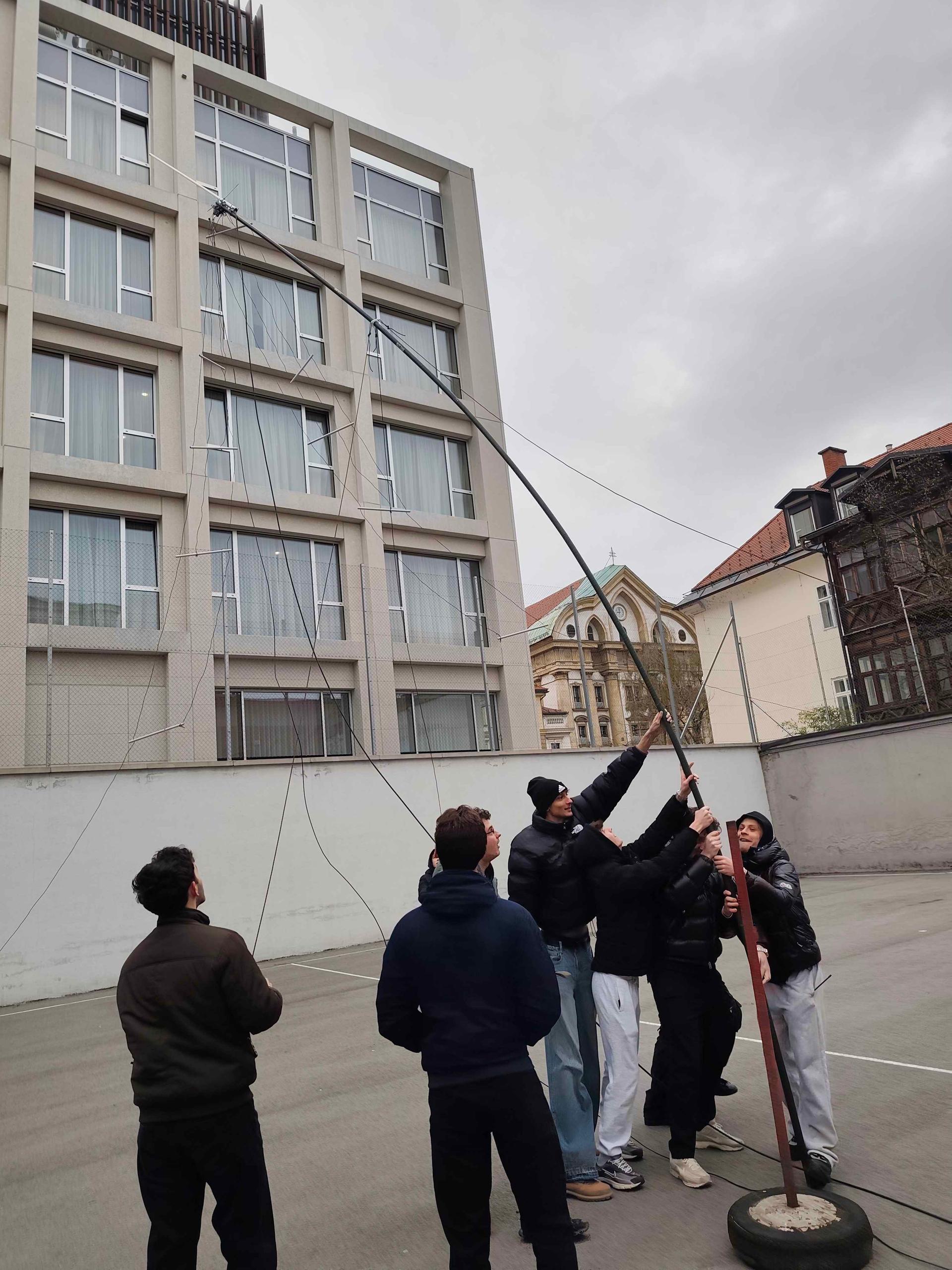 Postavljanje stolpa na igrišču